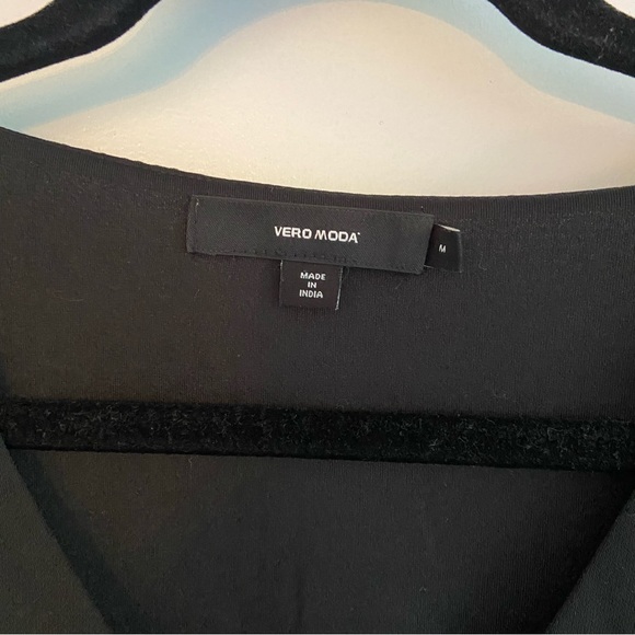 Vera Moda shift dress with puff sleeves. Black. Size medium. - Picture 2 of 4